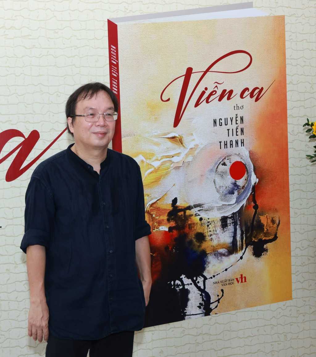 Nhà thơ, nhà báo Nguyễn Tiến Thanh gây bất ngờ với tập Viễn ca.
