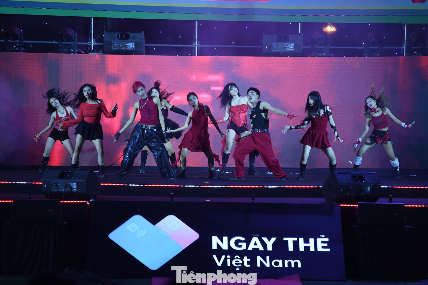 Tiết mục nhảy Drama của Cao đẳng FPT Polytechnic Hà Nội tiếp tục khuấy động bầu không khí.