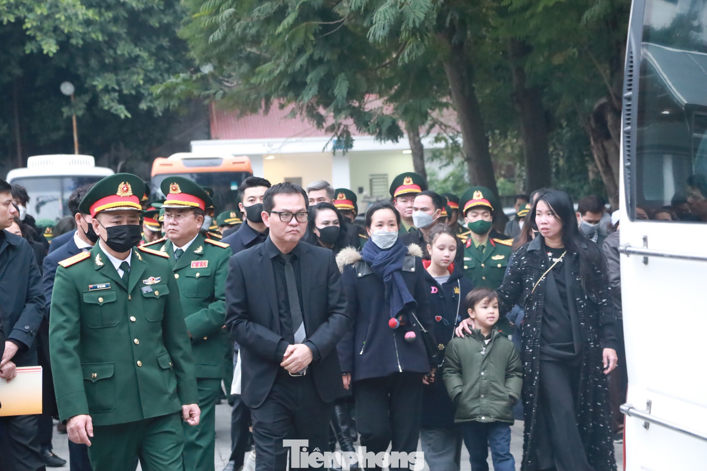 NSND Tự Long, NSND Quốc Trượng, NSND Trung Hiếu tiễn biệt NSND Doãn Hoàng Giang đoạn đường cuối. Ảnh: TRỌNG TÀI. NSND Tự Long, NSND Quốc Trượng, NSND Trung Hiếu tiễn biệt NSND Doãn Hoàng Giang đoạn đường cuối. Ảnh: TRỌNG TÀI.