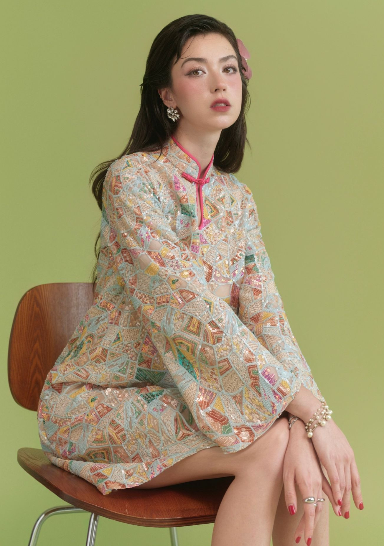 Chiếc váy được giới thiệu là "áo dài cách tân". Chiếc váy được giới thiệu là "áo dài cách tân".