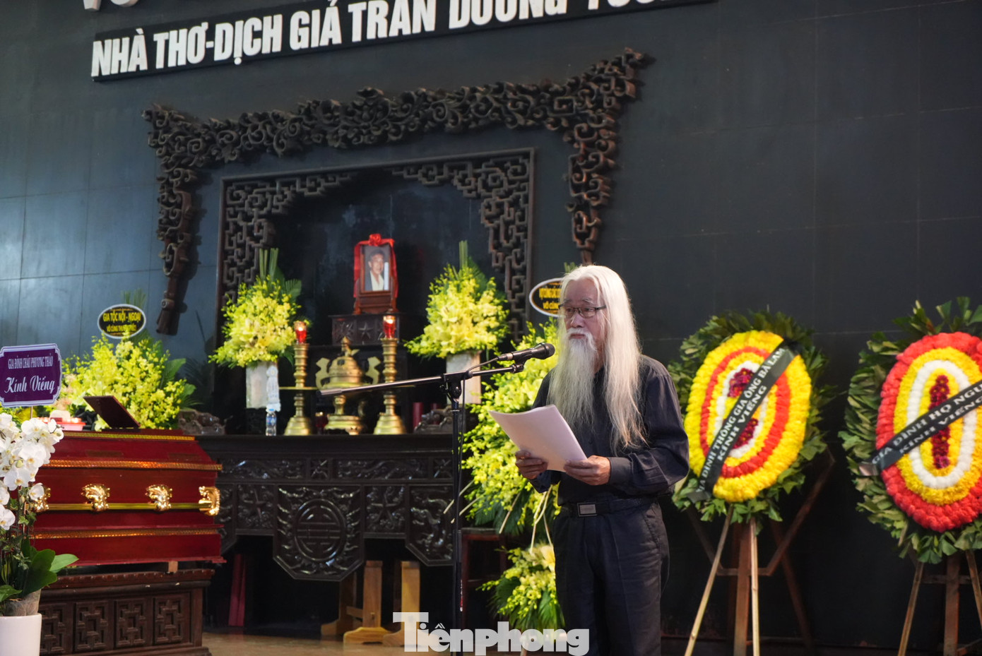 Nhà phê bình văn học Phạm Xuân Nguyên đọc điếu văn tiễn biệt dịch giả nổi tiếng Dương Tường. Ông Phạm Xuân Nguyên khẳng định Dương Tường là người "rất nặng". "Sức nặng của ông là từ cây thập giá chữ ông tự nguyện mang vác đến trọn đời. Mượn cách nói của Lê Đạt, có thể nói chữ đã bầu lên Dương Tường - một dịch giả xuất sắc, một nhà thơ độc đáo. Chữ đã tạo nên giá trị con người ông", nhà phê bình Phạm Xuân Nguyên nói. Ảnh: TRỌNG QUÂN.