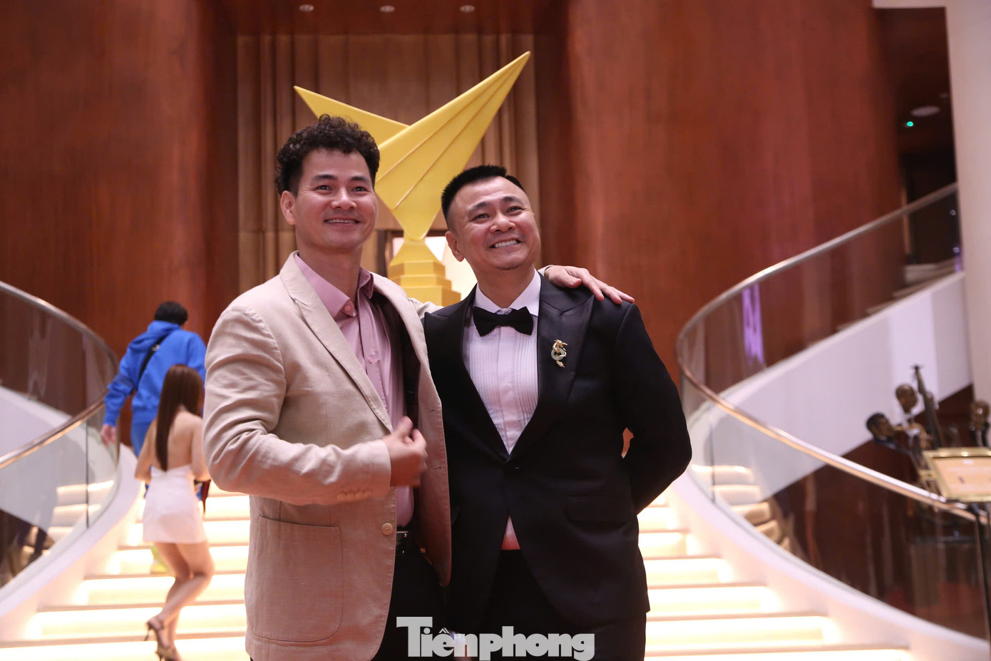 Chương trình Chào năm mới 2025 diễn ra tối 1/1 tại Nhà hát Hồ Gươm (Hà Nội), với điểm nhấn là lễ trao giải VTV Awards 2024. Sự kiện tôn vinh những thành tựu, cá nhân và tập thể có đóng góp đột phá trong năm. Ở thảm đỏ VTV Awards 2024, NSND Tự Long và NSND Xuân Bắc thu hút sự chú ý của khán giả. NSND Tự Long có một màn biểu diễn trong chương trình. NSND Xuân Bắc là thành viên ban giám khảo. &quot;Năm nay quá khó để chọn ra những cái tên vào vòng trong. Rất may, ban giám khảo có chung góc nhìn&quot;, NSND Xuân Bắc nói.