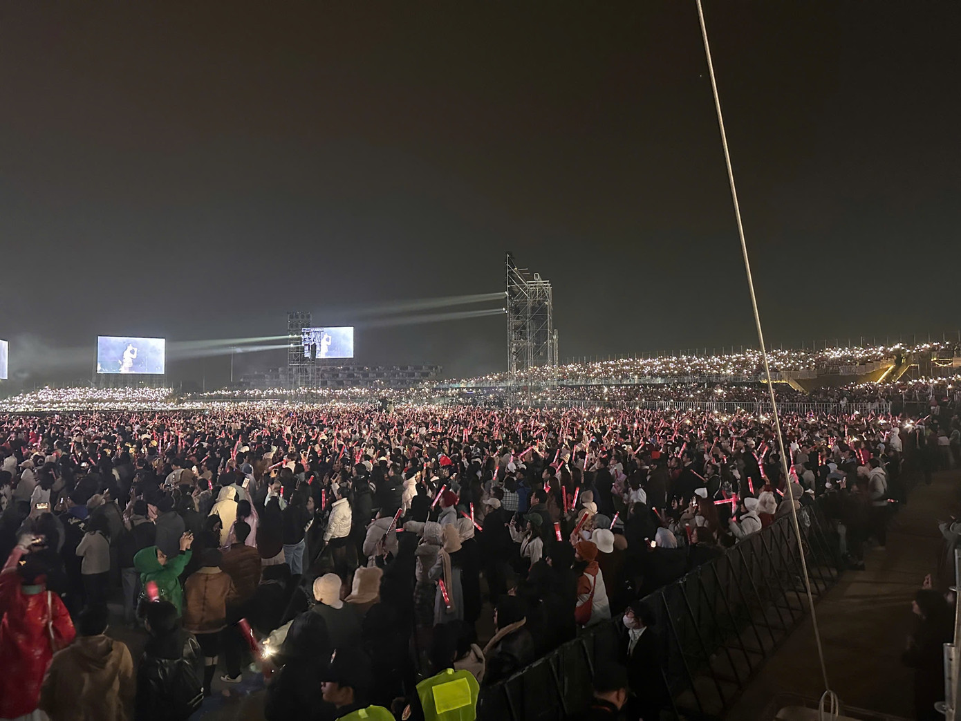 Theo khảo sát của phóng viên, từ giữa show, khán giả tràn kín lối đi trước sân khấu. Biển người vẫy đèn cổ vũ, tạo nên cảnh tượng đáng nhớ. Theo khảo sát của phóng viên, từ giữa show, khán giả tràn kín lối đi trước sân khấu. Biển người vẫy đèn cổ vũ, tạo nên cảnh tượng đáng nhớ.