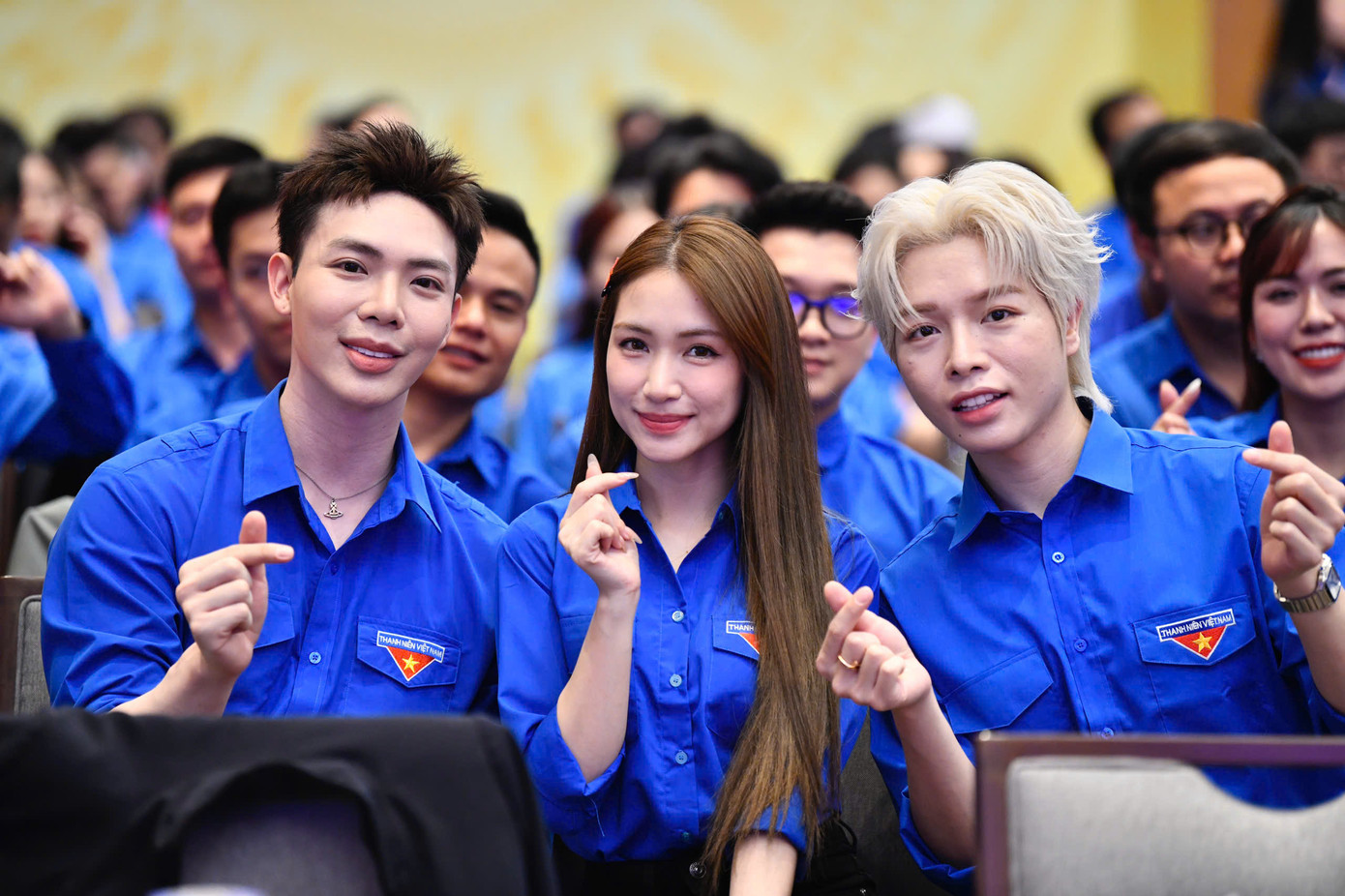 Ca sĩ Hòa Minzy (giữa) là một trong số 300 đại biểu thanh niên tham dự buổi đối thoại chiều 24/3. Ca sĩ Hòa Minzy (giữa) là một trong số 300 đại biểu thanh niên tham dự buổi đối thoại chiều 24/3.