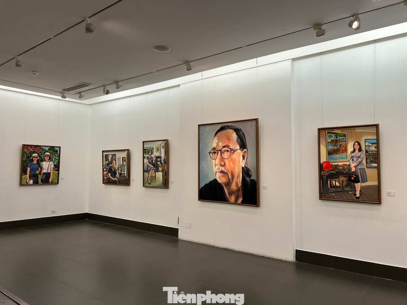 Họa sĩ Phạm Luận thỏa sức thể nghiệm các cách tạo hình khối trên gương mặt. Họa sĩ cho biết ông muốn làm điều gì đó ghi dấu mốc tròn 70 tuổi. Đó là động lực thôi thúc ông thực hiện triển lãm này.