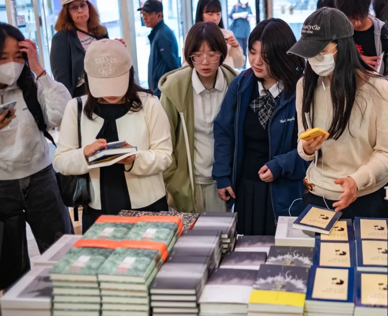 Cổ phiếu của một số nhà bán lẻ sách trực tuyến tại Hàn Quốc tăng nhanh trong ngày 11/10. Cổ phiếu của một số nhà bán lẻ sách trực tuyến tại Hàn Quốc tăng nhanh trong ngày 11/10.