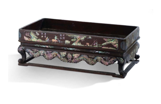 Khay trà khảm xà cừ được chào bán trong phiên Nghệ thuật châu Á. Ảnh: Aguttes.