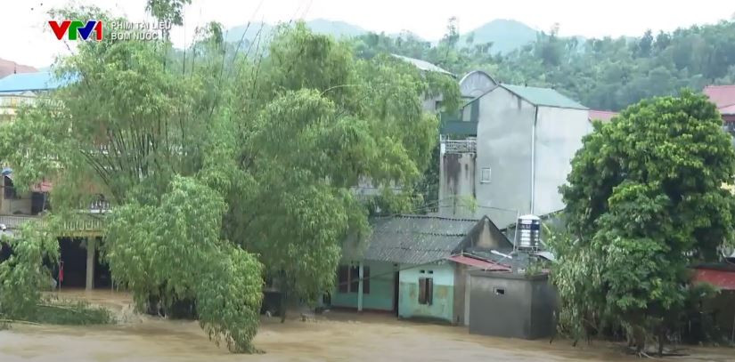 Mưa lớn liên tục sau bão khiến nước ào ào đổ về hồ Thác Bà, nhiều hộ dân khẩn trương sơ tán.