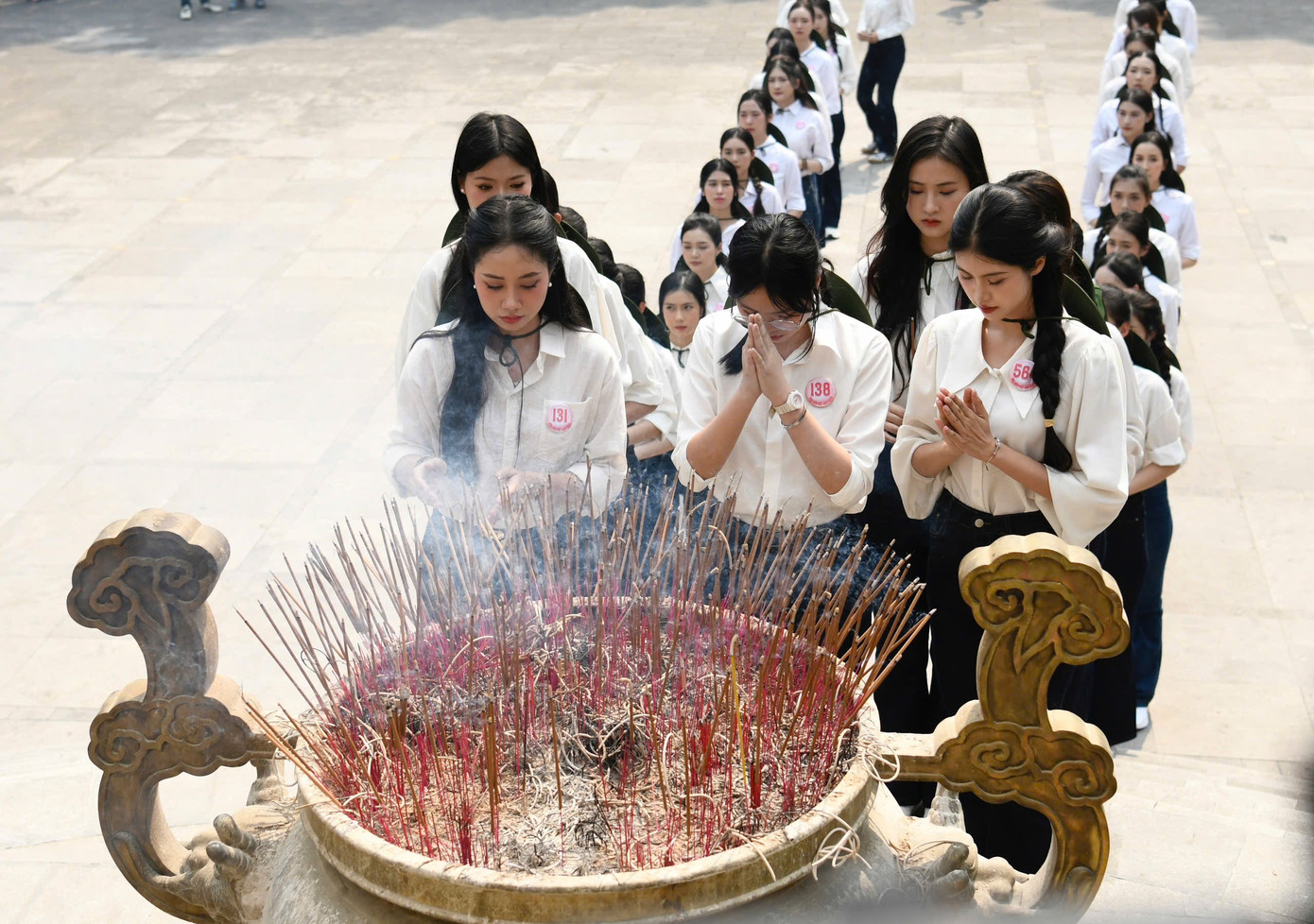 Nghĩa trang liệt sĩ Quốc gia Trường Sơn tọa lạc trên khu đồi Bến Tắt, cạnh đường quốc lộ 15, thuộc địa phận xã Vĩnh Trường, tỉnh Quảng Trị. Khu đồi Bến Tắt được chọn làm nơi an nghỉ vĩnh hằng của liệt sĩ Trường Sơn. Nghĩa trang khởi công xây dựng vào ngày 24/10/1975 và hoàn thành vào ngày 10/4/1977. Trong cuộc kháng chiến chống Mỹ cứu nước, đã có hơn 20.000 người con ưu tú của đất nước đã ngã xuống trên tuyến đường Trường Sơn và hơn một nửa trong số đó vẫn chưa tìm thấy hài cốt.