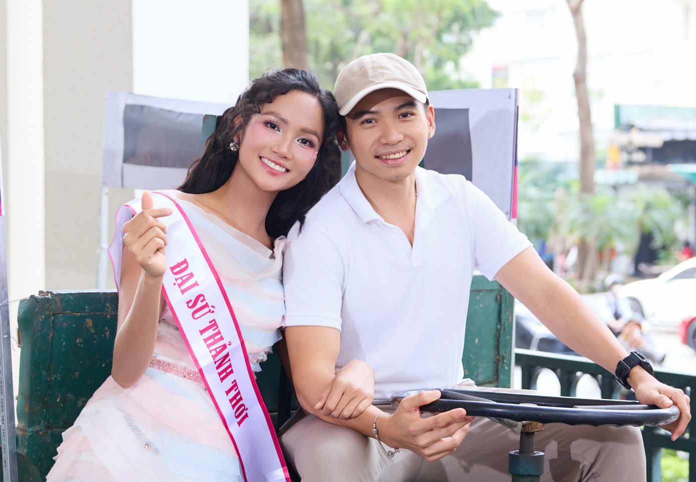 H'Hen Niê và ông xã liên tục xuất hiện cùng nhau trong các sự kiện giải trí.