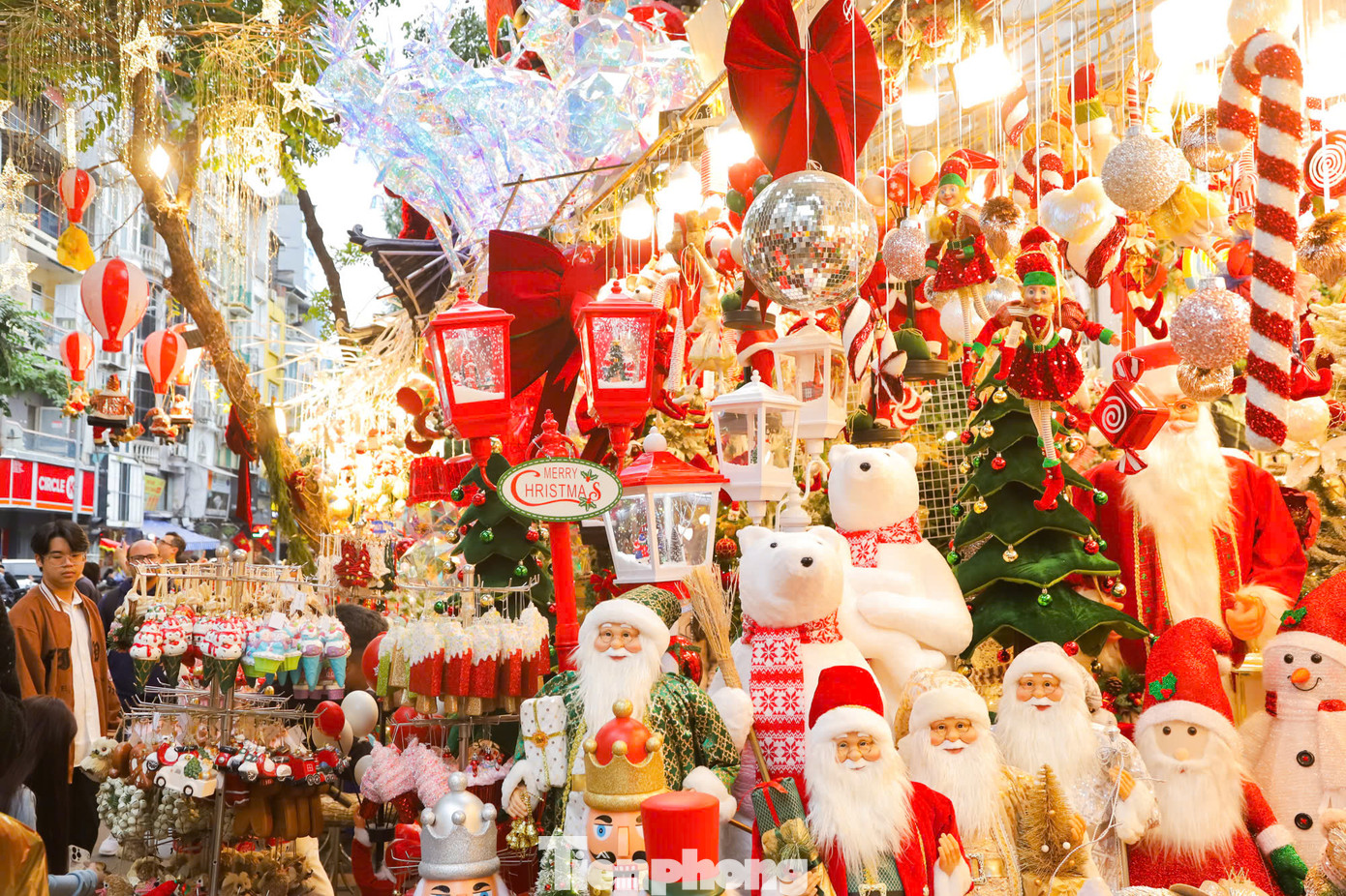 Nhiều sản phẩm làm từ gỗ, vải. Màu sắc chủ đạo là đỏ, trắng, xanh và vàng.