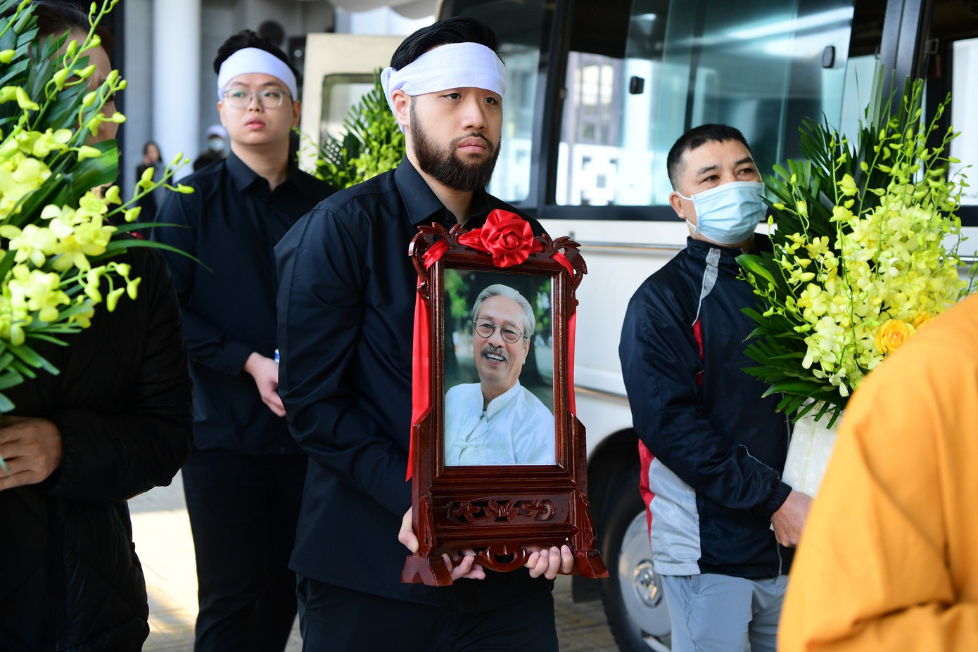 Phút đưa tiễn đạo diễn Long Vân về nơi an nghỉ. Phút đưa tiễn đạo diễn Long Vân về nơi an nghỉ.