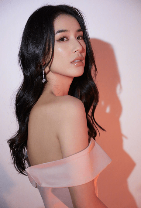 Nữ diễn viên 38 tuổi đẹp hút hồn trong bộ ảnh mới nhất. Nhiều người cho rằng Huỳnh Thánh Y lấy được chồng giàu, không phải gánh vác kinh tế nên ngày càng nhuận sắc.