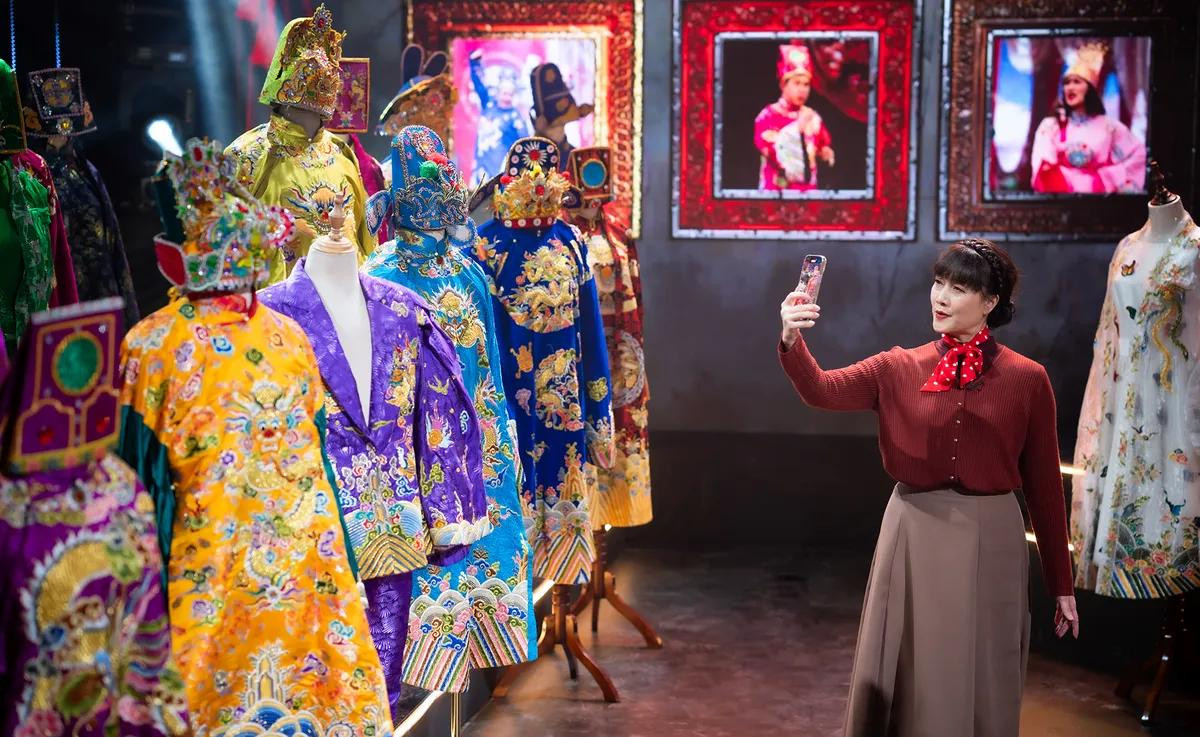 Trang phục diễn qua từng năm của dàn Táo. Trang phục diễn qua từng năm của dàn Táo.