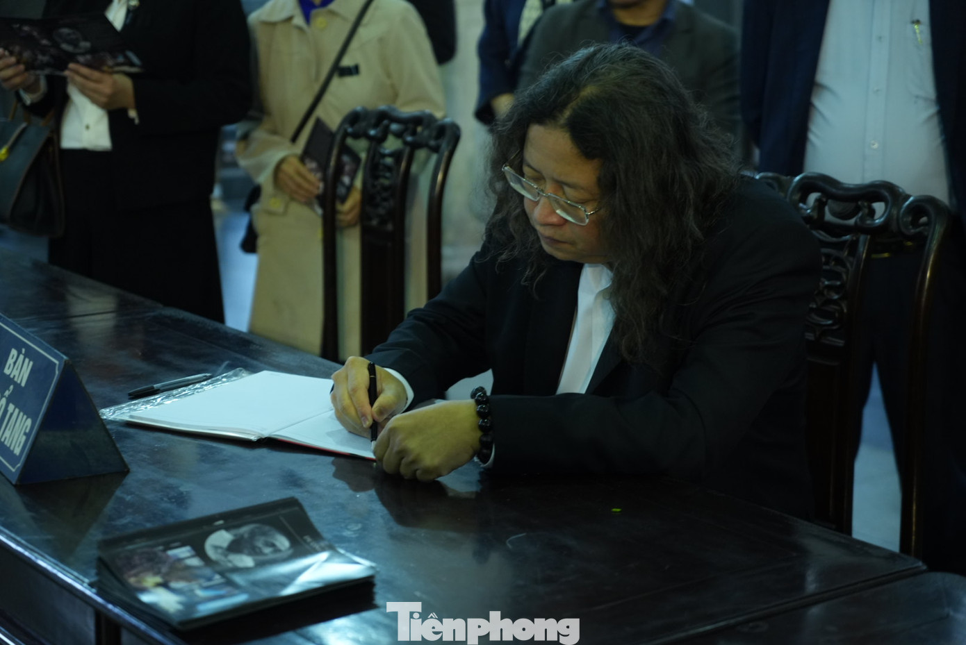 Vụ trưởng Vụ Văn hóa Văn nghệ (Ban Tuyên giáo T. Ư) Nguyễn Minh Nhựt ghi sổ tang tri ân nhà thơ, dịch giả Dương Tường. Ảnh: TRỌNG QUÂN.