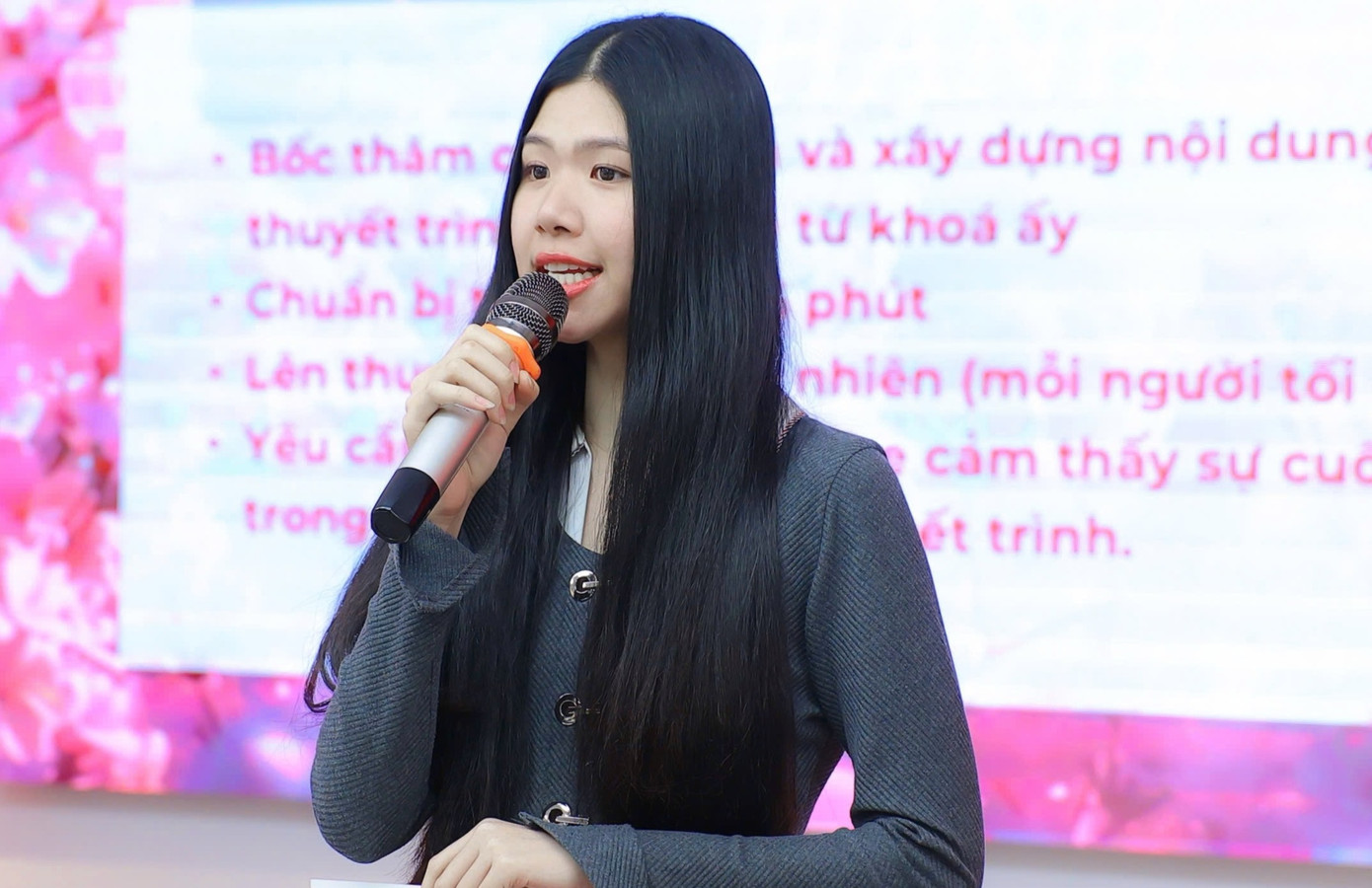 Linh Đan tại lớp học kỹ năng thuyết trình ở Hoa hậu Việt Nam 2024.