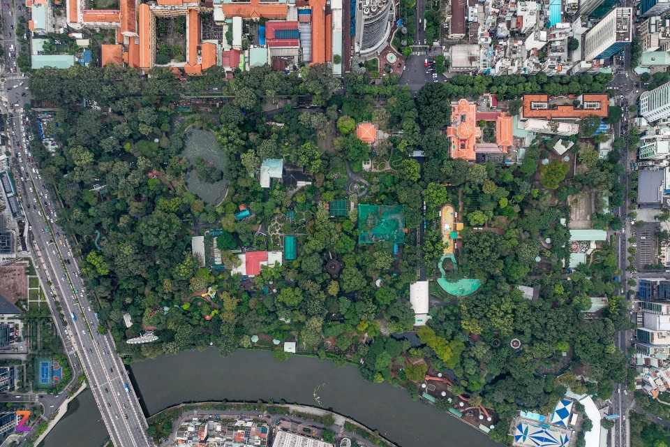 Chia sẻ với Tri Thức - Znews, bà Vũ Thị Hương Giang, Giám đốc Thảo Cầm Viên cho biết đơn vị được UBND TP.HCM ký quyết định cho thuê đất với diện tích 158.117 m2 sử dụng vào mục đích công cộng theo chế độ trả tiền hàng năm, thời hạn 50 năm. Chi cục Thuế quận 1 đã thông báo số tiền thuê đất hàng năm là 163,3 tỷ đồng, áp dụng trên toàn bộ diện tích đất này. Chia sẻ với Tri Thức - Znews, bà Vũ Thị Hương Giang, Giám đốc Thảo Cầm Viên cho biết đơn vị được UBND TP.HCM ký quyết định cho thuê đất với diện tích 158.117 m2 sử dụng vào mục đích công cộng theo chế độ trả tiền hàng năm, thời hạn 50 năm. Chi cục Thuế quận 1 đã thông báo số tiền thuê đất hàng năm là 163,3 tỷ đồng, áp dụng trên toàn bộ diện tích đất này.