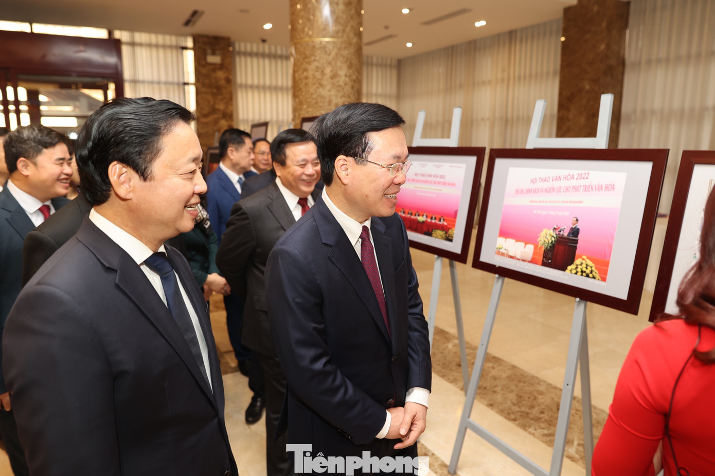 Thường trực Ban Bí thư Võ Văn Thưởng và Phó Thủ tướng Chính phủ Trần Hồng Hà tham quan triển lãm. Ảnh: Như Ý.