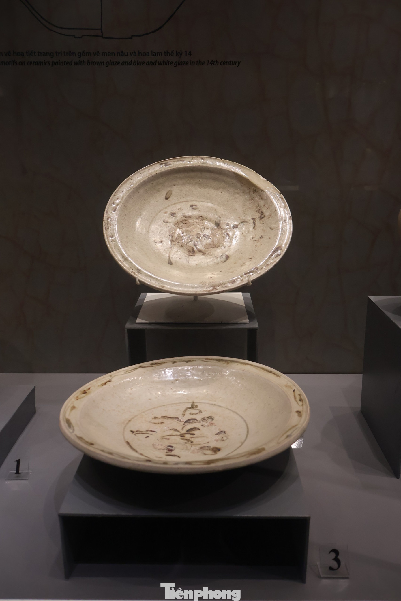 Đĩa hoa lam ra đời vào thế kỷ 14.