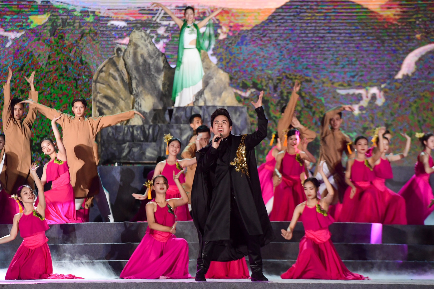 Ca sĩ Anh Thơ, Tùng Dương, Tân Nhàn... cùng đông đảo nghệ sĩ Nhà hát Tuồng Việt Nam, Nhà hát Vũ kịch Việt Nam góp mặt trong chương trình nghệ thuật tối 14/5. Giám đốc sản xuất Thu Hoài chia sẻ để có được đêm nghệ thuật thành công, khoảng 400 nghệ sĩ, diễn viên miệt mài tập luyện nhiều ngày nay. Ảnh: Nguyễn Linh.