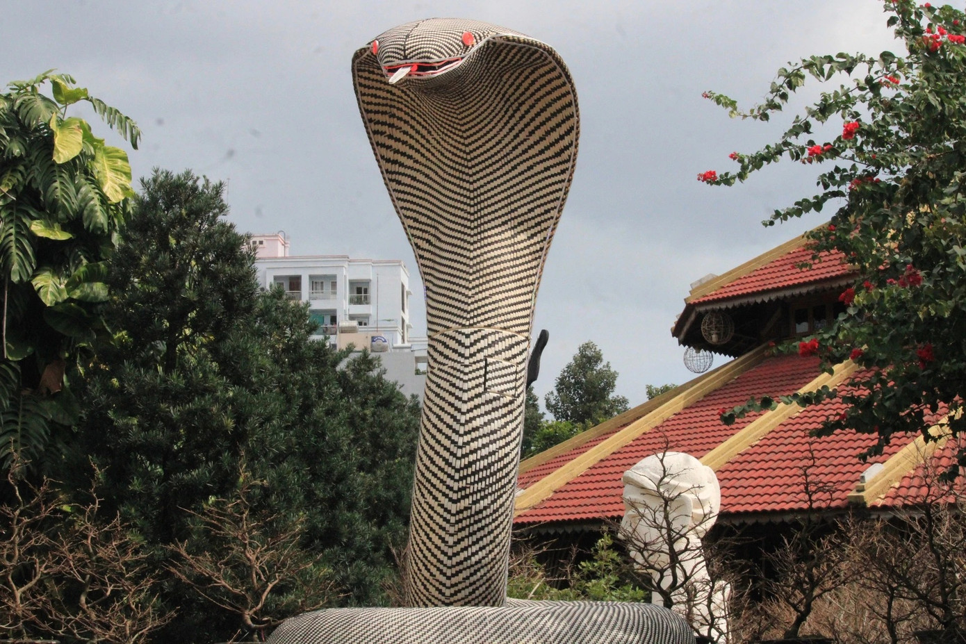 Linh vật rắn cao 4,5 m ở làng nghề Trường Sơn (Nha Trang) được gắn thêm đèn. Bên trong linh vật có khuôn nhôm, bên ngoài là sợi thủy tinh từ nhựa nguyên sinh.