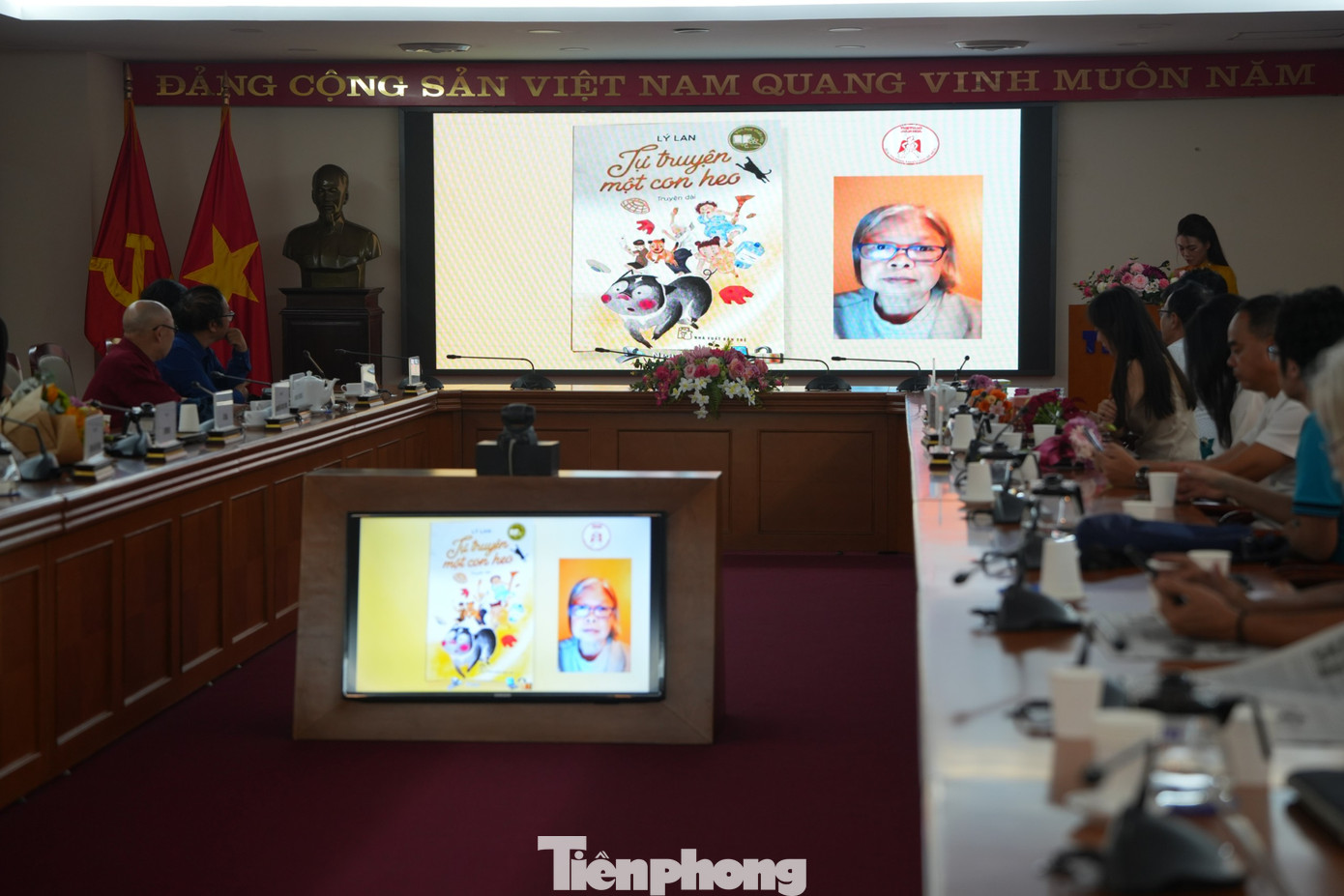 Tư nước ngoài, nhà văn Lý Lan giao lưu trực tuyến với khán giả tại lễ trao giải. Ảnh: Trọng Quân. Tư nước ngoài, nhà văn Lý Lan giao lưu trực tuyến với khán giả tại lễ trao giải. Ảnh: Trọng Quân.