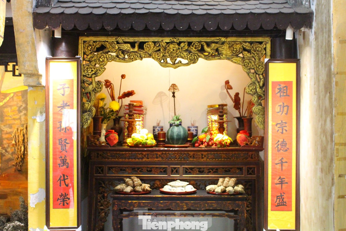 Theo tục hái lá làm thuốc của người xưa, giờ Ngọ (11-13h) là thời khắc dương khí tốt nhất vì mặt trời tỏa ra ánh nắng nhiều nhất. Các loại lá hái và phơi trong thời gian này có tác dụng chữa bệnh rất tốt. Tục hái lá làm thảo dược trong ngày Tết Đoan Ngọ khiến dịp này được gọi là ngày “y dược toàn dân”.