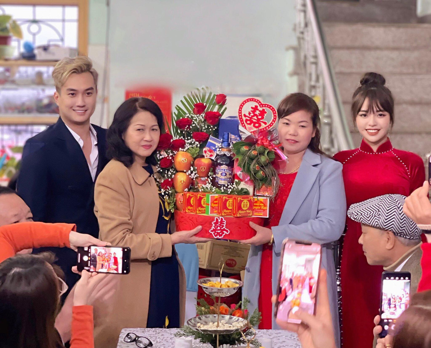 Cặp đôi tổ chức lễ ăn hỏi ấm cúng.