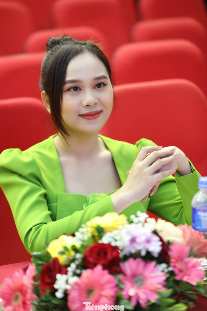 Chương trình &quot;Nâng bước Thủ khoa&quot; năm 2022 được tổ chức cùng lúc tại Hà Nội và TPHCM. Đảm nhận vai trò người dẫn chương trình tại đầu cầu Hà Nội là MC Nguyễn Tuyết Ngân. Ảnh: Hồng Vĩnh.