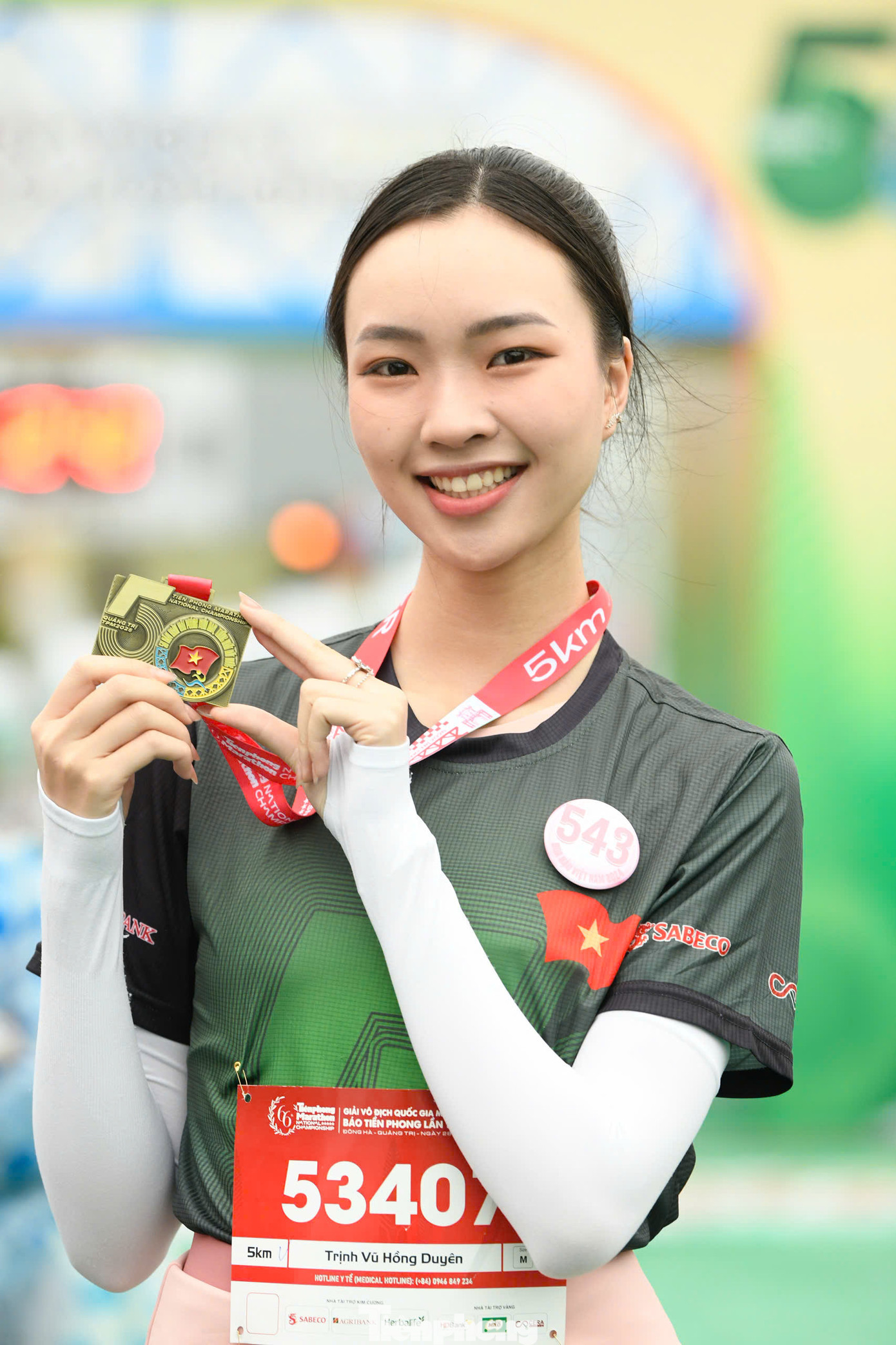 Lê Thị Ngọc Ánh (trái) và Trịnh Vũ Hồng Duyên tại vạch đích.