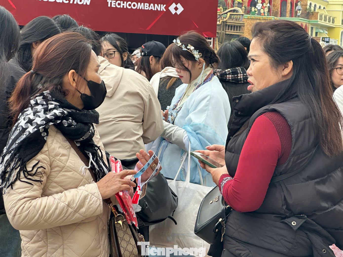 Vài tiếng trước giờ diễn, phe vé đẩy giá cao. Một số hạng vé tăng gấp 3, 4 lần giá gốc. Hạng vé đứng được rao khá nhiều. Tình trạng lừa đảo, một mã vé bán cho nhiều người đã xảy ra. Một số khán giả tới nơi mới "ngã ngửa" vì trùng mã vé với người khác. Trước đó, ban tổ chức lưu ý trong việc bảo mật và săn vé, khuyến khích mọi người chỉ nên mua lại vé từ người thân hoặc bạn bè thật sự tin tưởng.