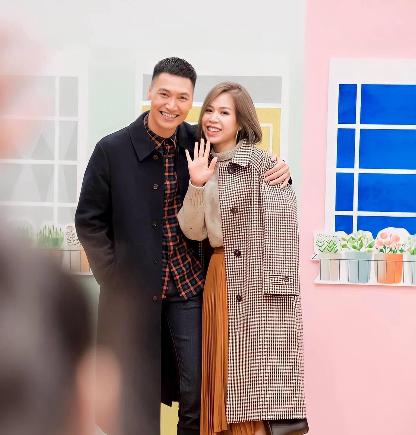 Mạnh Trường tình tứ cùng vợ tại sự kiện.