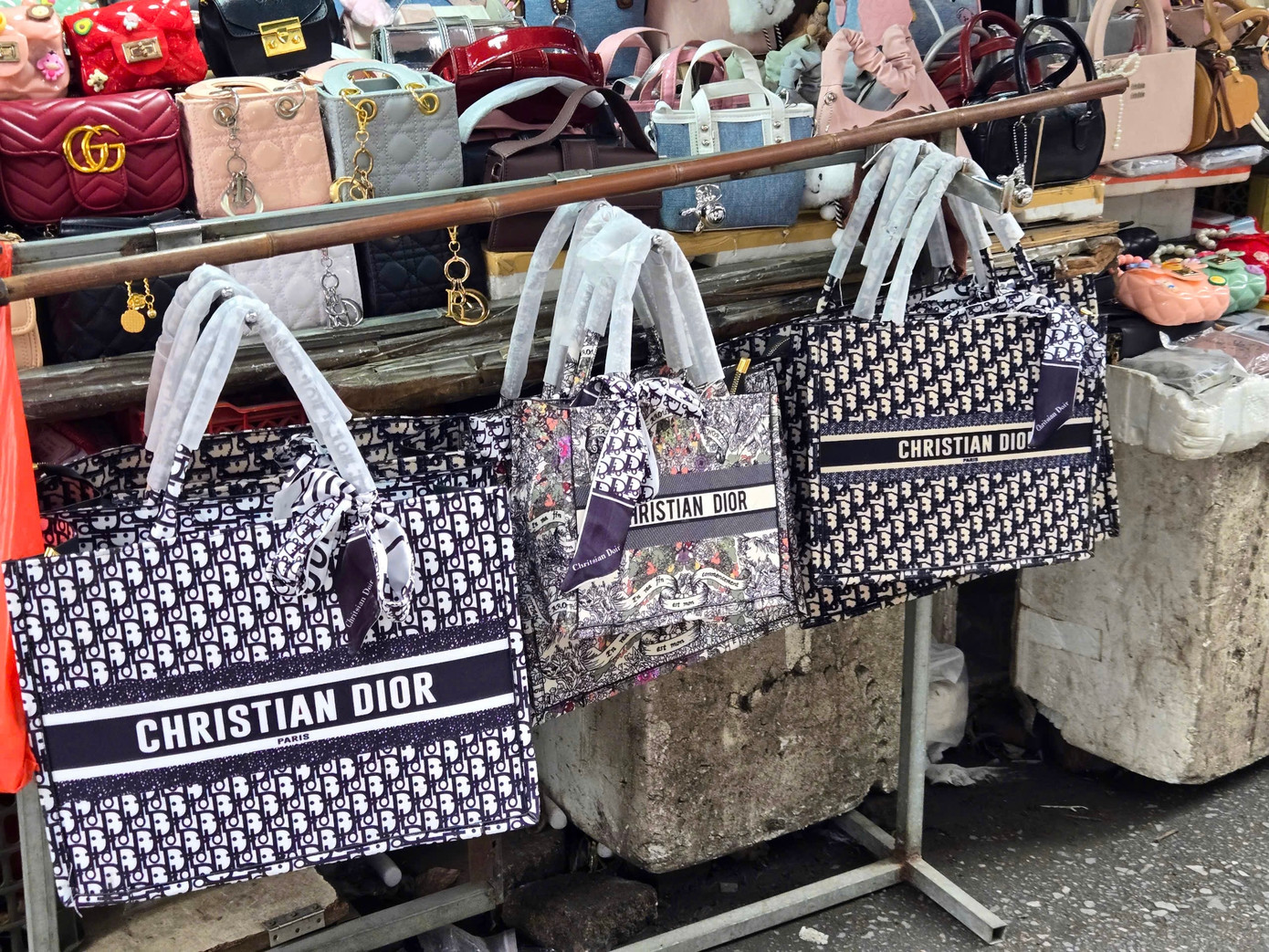 Túi in tên thương hiệu Christian Dior có giá không quá 300.000 đồng.