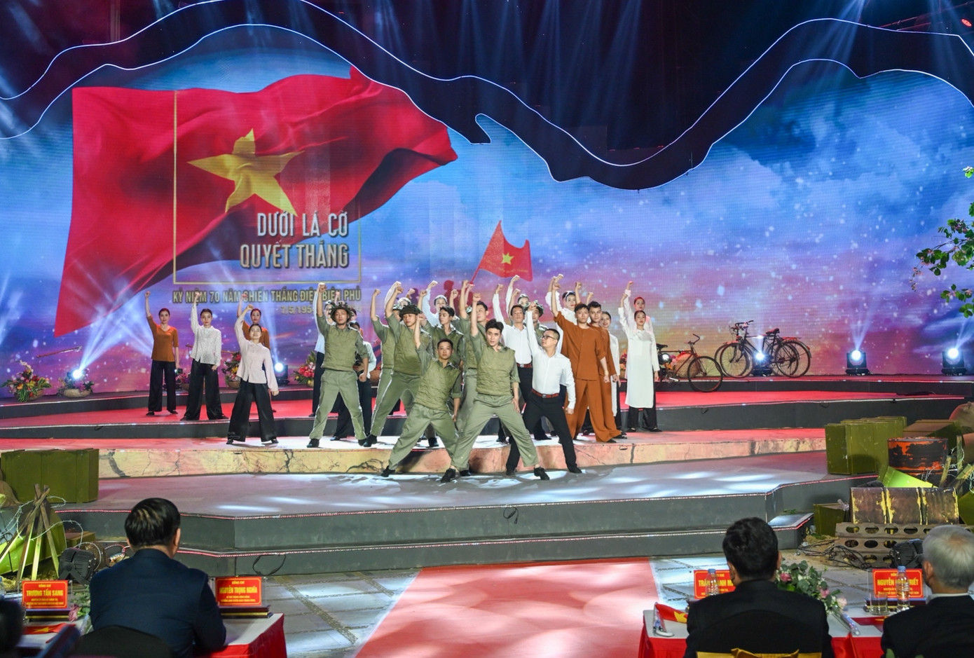 Điểm cầu Điện Biên có sự góp mặt của các ca sĩ Đăng Dương, Trọng Tấn, Việt Hoàn cùng tốp ca nam nữ và hàng trăm tình nguyện viên, hàng chục cựu chiến binh và các em thiếu nhi góp mặt trong tiết mục mở màn.