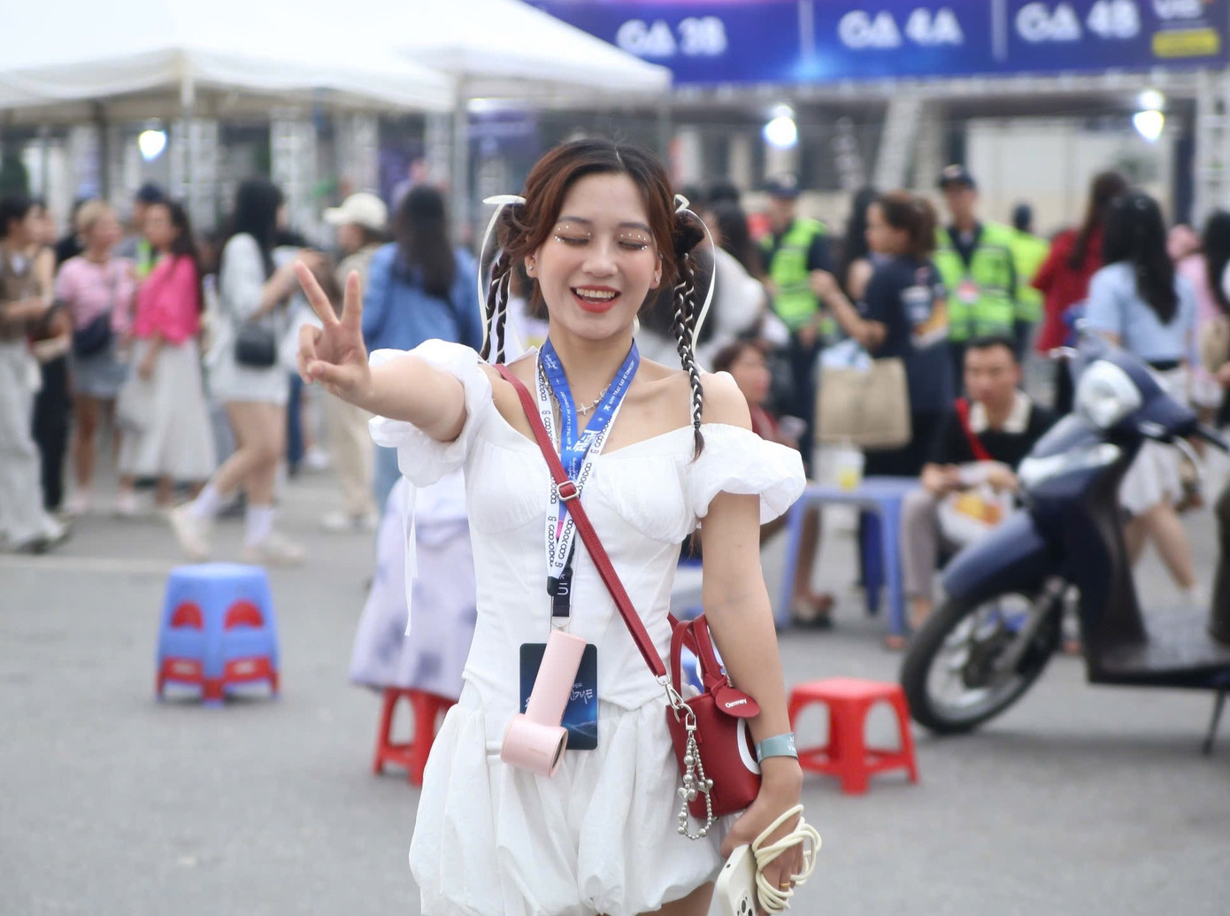 Trước đó, hàng nghìn khán giả nữ háo hức trước giờ diễn ra concert Anh trai say hi ở Hà Nội. Chiều 10/5, người hâm mộ đổ về sân vận động Mỹ Đình để chờ gặp thần tượng.