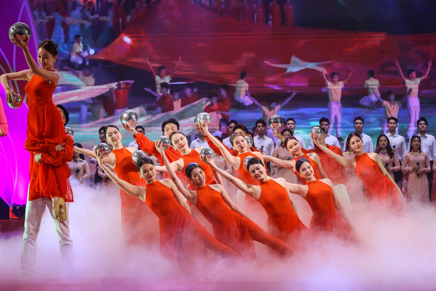 Chương trình nghệ thuật hoành tráng trong Lễ trao tặng. Ảnh: Nhật Minh. Chương trình nghệ thuật hoành tráng trong Lễ trao tặng. Ảnh: Nhật Minh.