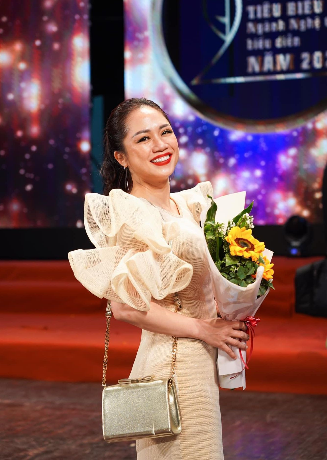 Ngay cả khi biết mình bị bệnh, nữ nghệ sĩ vẫn tạo không khí vui vẻ cho mọi người ở nhà hát. Ngay cả khi biết mình bị bệnh, nữ nghệ sĩ vẫn tạo không khí vui vẻ cho mọi người ở nhà hát.