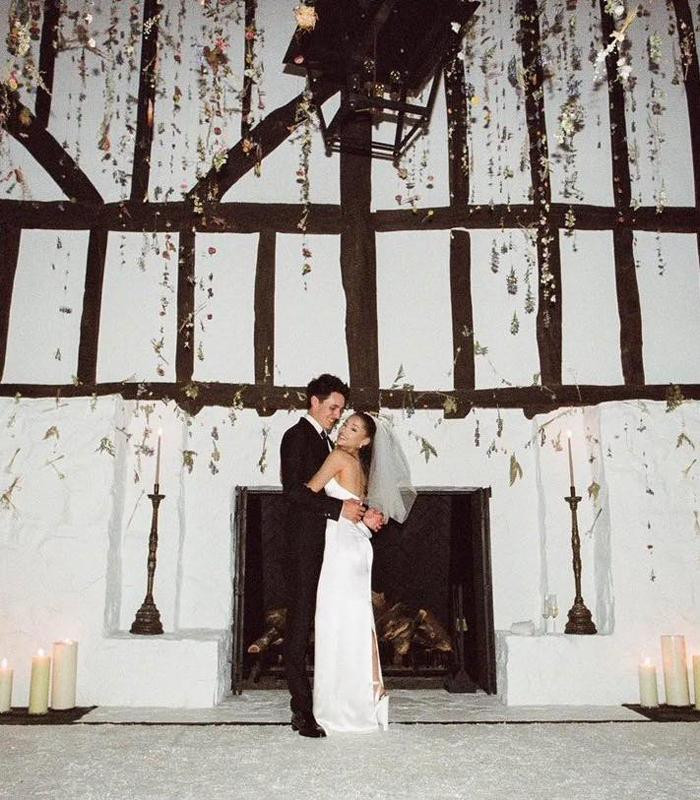 Theo thông tin trong bài chia sẻ của Ariana Grande, người hâm mộ biết thêm thời gian cặp đôi tổ chức đám cưới là vào ngày 15/5 sau đúng 5 tháng đính hôn
