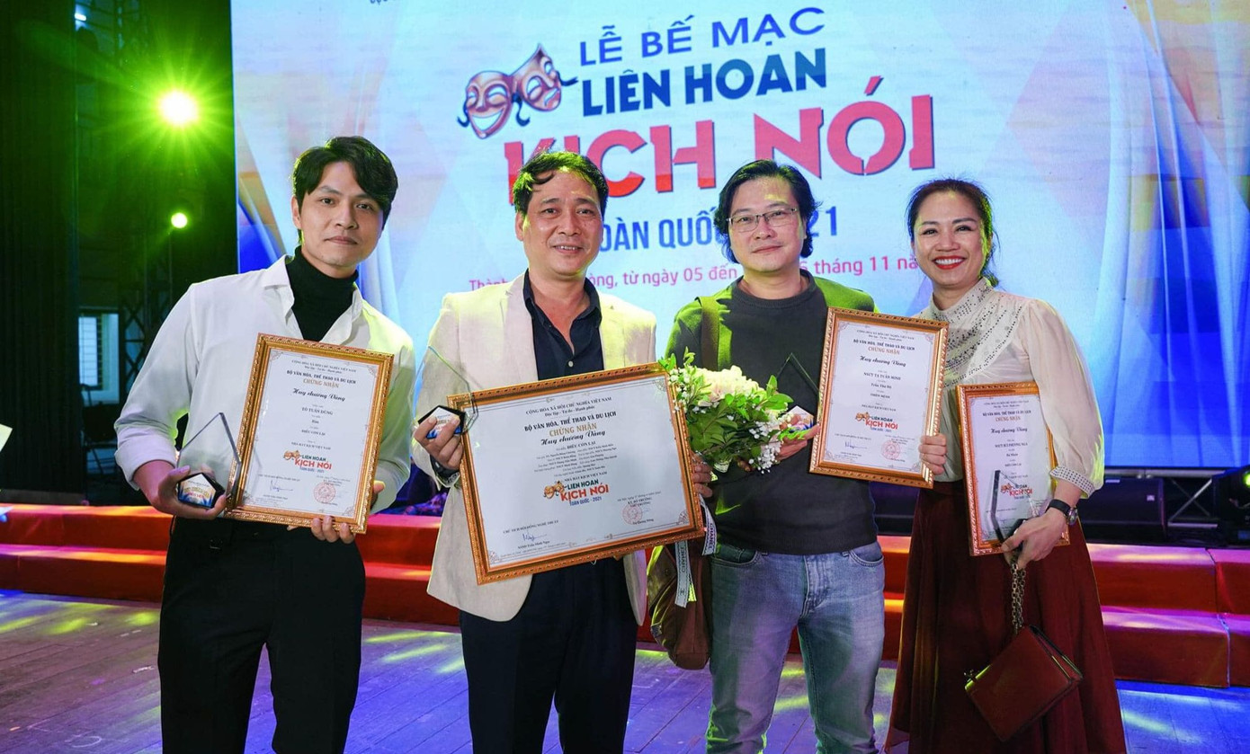 Đồng nghiệp yêu mến chị ở sự thẳng thắn, lạc quan. Đồng nghiệp yêu mến chị ở sự thẳng thắn, lạc quan.