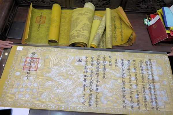 Một trong những "sắc phong" được làm mới không có đủ căn cứ ở phủ Vân Cát. Ảnh: TL