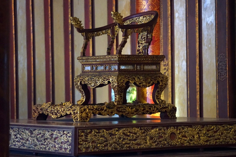 Ngai được làm bằng gỗ, sơn son thếp vàng.