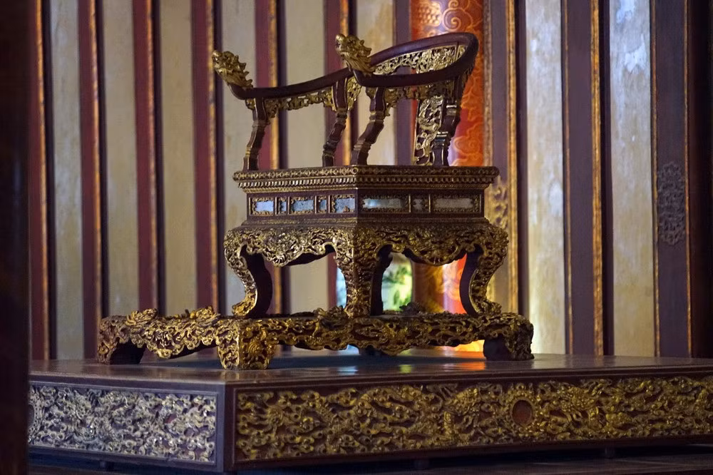 Ngai được làm bằng gỗ, sơn son thếp vàng.