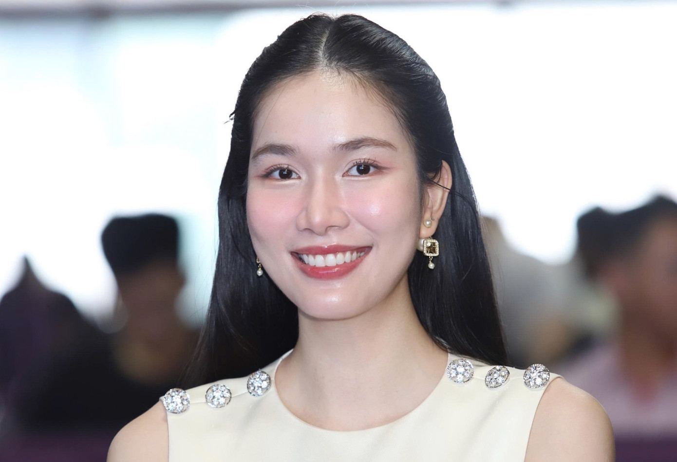 Tọa đàm Người trẻ và văn hóa ứng xử giữa cơn bão drama do báo Tiền Phong phối hợp Đại học Hoa Sen tổ chức diễn ra sáng 9/6. Chương trình tập trung đi sâu phân tích, đào sâu bản chất &quot;hóng drama&quot;, đi kèm là giải pháp chọn lọc thông tin, hình thành văn hóa ứng xử văn minh trên không gian mạng. Á hậu Phương Anh là một trong những diễn giả của tọa đàm.