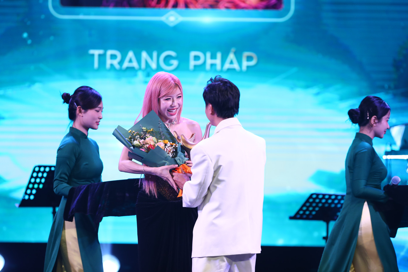 Ở hạng mục Nữ ca sĩ của năm, giải Cống hiến vinh danh Trang Pháp - nghệ sĩ nổi bật ở khả năng sáng tác và ca hát. Năm 2024, Trang Pháp phát hành album Infinity8 - dấu mốc quan trọng trong sự nghiệp. Năng lực của Trang Pháp cũng được khẳng định sau game show Chị đẹp đạp gió rẽ sóng.