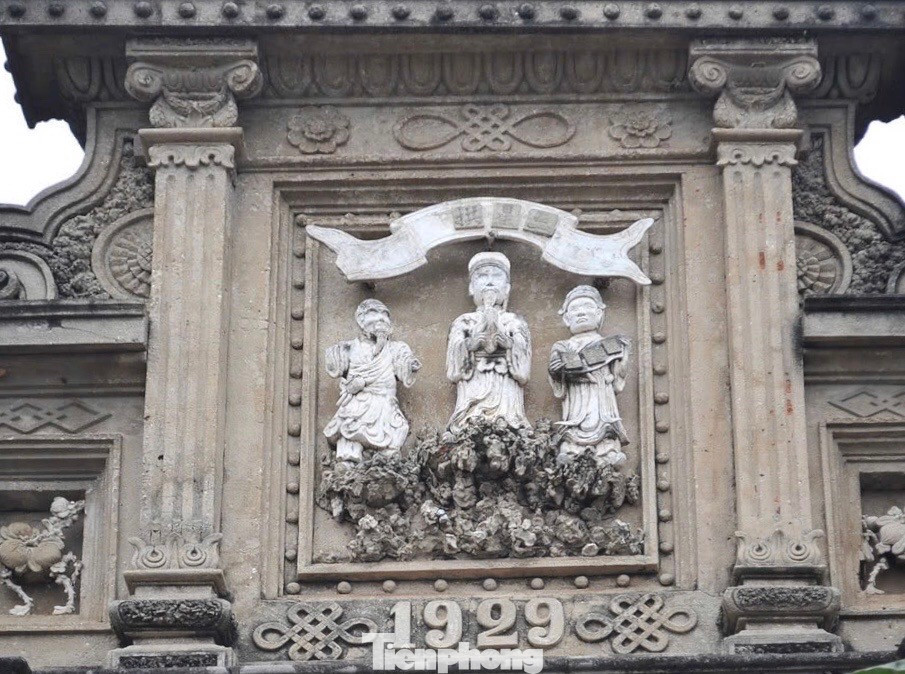 Theo một vị cao niên trong làng, ngôi nhà cổ nhất là nhà của cụ Phó Du, được xây dựng từ năm 1929. Trên mái nhà vừa mang nét kiến trúc Pháp vừa có biểu tượng Tam Đa Phúc - Lộc - Thọ quen thuộc trong văn hóa Á Đông. Kiểu trang trí này thường gặp ở Việt Nam, Trung Quốc… Trên mảng trang trí Tam Đa còn dòng Hán tự ghi rõ Tam tinh cung chiếu (ba vì sao tỏa sáng).