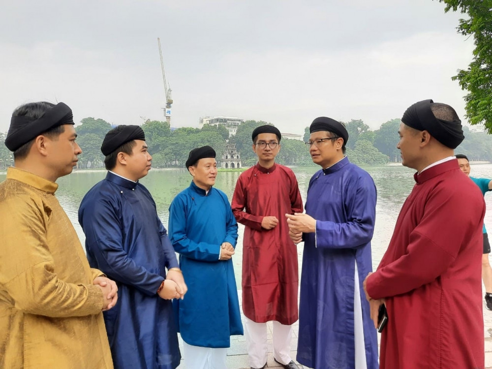 Năm 2013, GS Trần Ngọc Thêm đề xuất dùng comple, áo dài nam và áo dài nữ là lễ phục nhà nước. Năm 2013, GS Trần Ngọc Thêm đề xuất dùng comple, áo dài nam và áo dài nữ là lễ phục nhà nước.