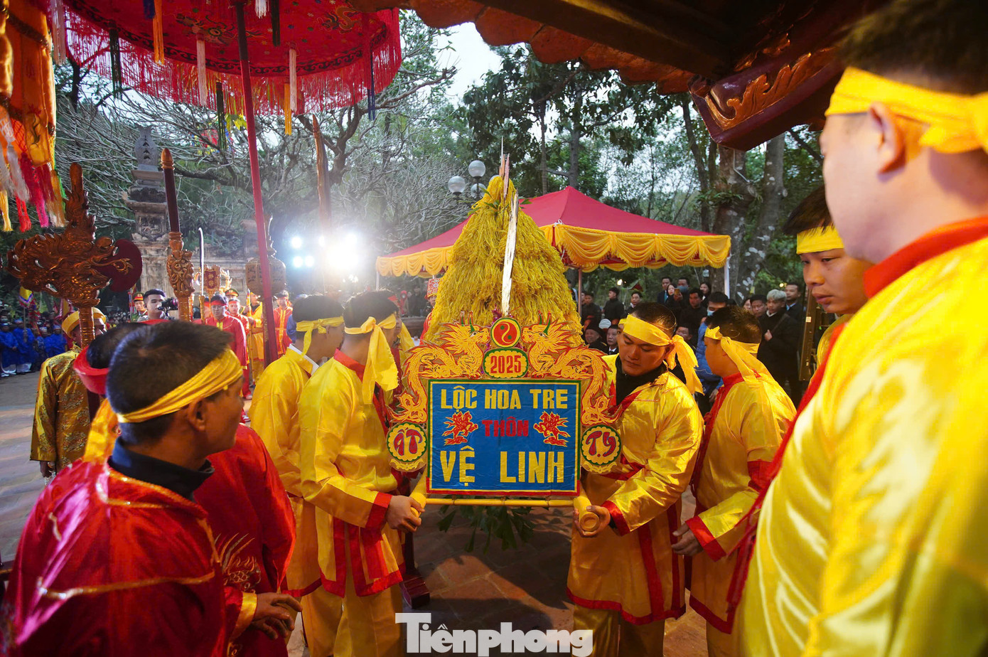 Giò hoa tre được tạo bởi các lóng tre ngà cắt ngắn, vót thành bông ở đầu. Người dân dùng quả dành dành để nhuộm các bông tre này thành hai màu đặc trưng là màu vàng và đỏ. Sau khi kiệu lễ hoa tre được chuẩn bị xong, người dân thực hiện nghi lễ đặc biệt để mời Đức Thánh về chứng giám lễ vật đã được chuẩn bị với tấm lòng thành kính chờ dâng lên trong ngày khai hội.