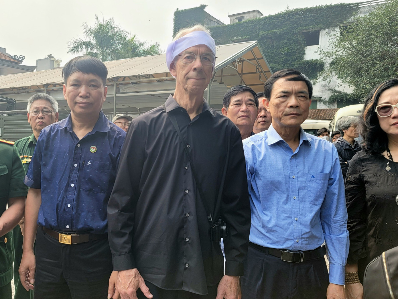 Cựu binh Ted Englemann đội khăn tang trắng. Cựu binh Ted Englemann đội khăn tang trắng.