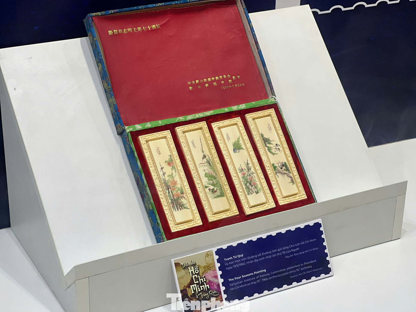 Tranh tứ quý do Ủy ban Học viện Đường sắt Đường Sơn gửi tặng Chủ tịch Hồ Chí Minh nhân dịp sinh nhật lần thứ 70 của Người.