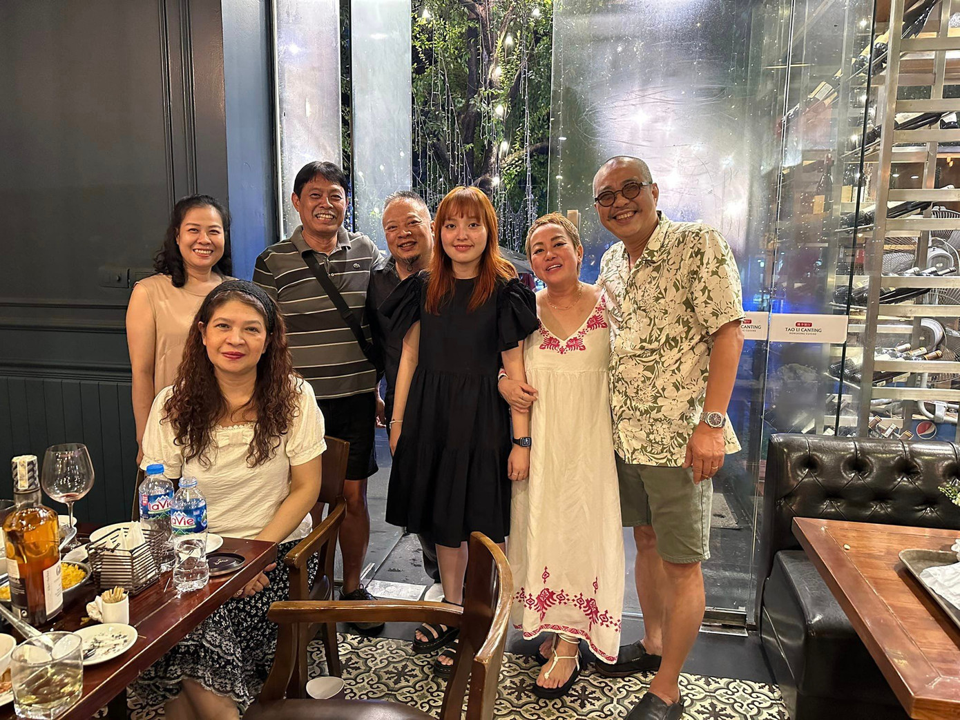 Á hậu Nguyễn Thu Mai (người ngồi phía trước) cùng gia đình. Á hậu Nguyễn Thu Mai (người ngồi phía trước) cùng gia đình.